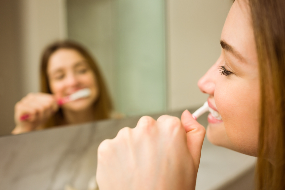 Cómo prevenir las caries: hábitos diarios y revisiones en el dentista